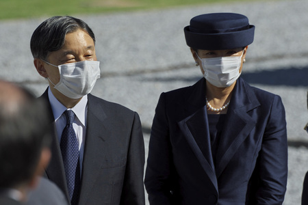 Kaiser Naruhito und Kaiserin Masako auf dem Nationalfriedhof in Itoman