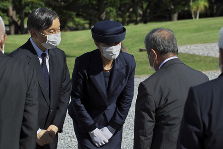 Kaiser Naruhito und Kaiserin Masako auf dem Nationalfriedhof in Itoman