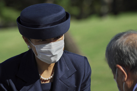 Kaiser Naruhito und Kaiserin Masako auf dem Nationalfriedhof in Itoman