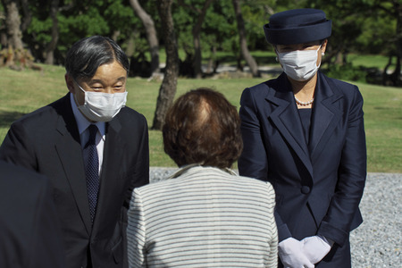 Kaiser Naruhito und Kaiserin Masako auf dem Nationalfriedhof in Itoman