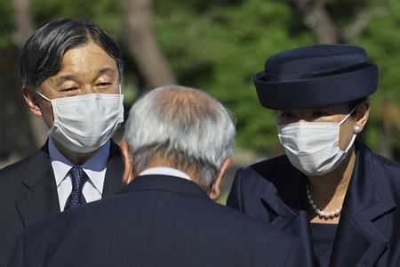 Kaiser Naruhito und Kaiserin Masako auf dem Nationalfriedhof in Itoman