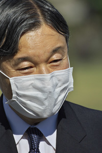 Kaiser Naruhito und Kaiserin Masako auf dem Nationalfriedhof in Itoman