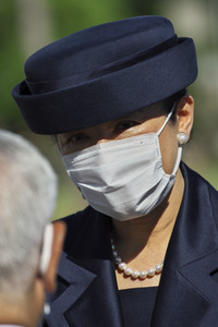 Kaiser Naruhito und Kaiserin Masako auf dem Nationalfriedhof in Itoman