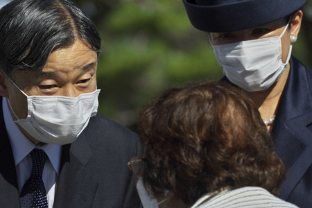 Kaiser Naruhito und Kaiserin Masako auf dem Nationalfriedhof in Itoman