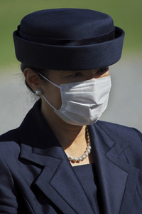 Kaiser Naruhito und Kaiserin Masako auf dem Nationalfriedhof in Itoman