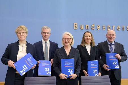Bundespressekonferenz Vorstellung des Jahresgutachtens 2022/23 in Berlin
