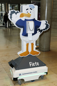 Fototermin mit Patrick Bach und Service-Roboter 'Fiete' in Hamburg