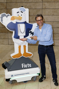 Fototermin mit Patrick Bach und Service-Roboter 'Fiete' in Hamburg
