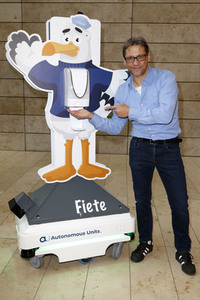Fototermin mit Patrick Bach und Service-Roboter 'Fiete' in Hamburg