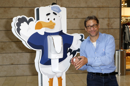 Fototermin mit Patrick Bach und Service-Roboter 'Fiete' in Hamburg