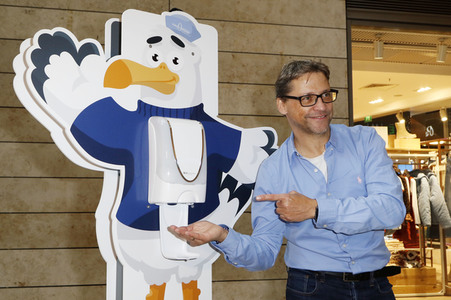 Fototermin mit Patrick Bach und Service-Roboter 'Fiete' in Hamburg