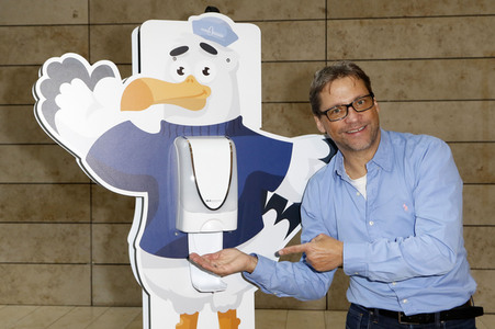 Fototermin mit Patrick Bach und Service-Roboter 'Fiete' in Hamburg