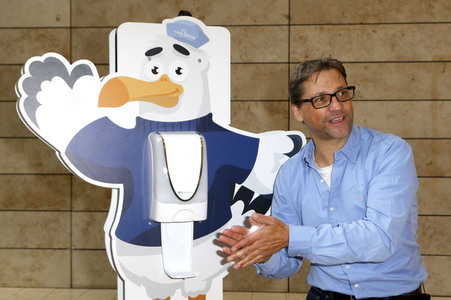 Fototermin mit Patrick Bach und Service-Roboter 'Fiete' in Hamburg