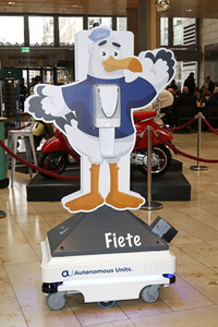 Fototermin mit Patrick Bach und Service-Roboter 'Fiete' in Hamburg