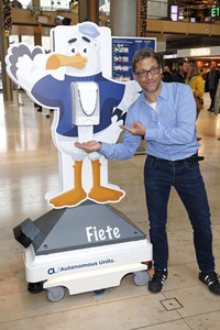 Fototermin mit Patrick Bach und Service-Roboter 'Fiete' in Hamburg