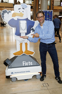 Fototermin mit Patrick Bach und Service-Roboter 'Fiete' in Hamburg