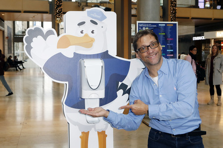 Fototermin mit Patrick Bach und Service-Roboter 'Fiete' in Hamburg