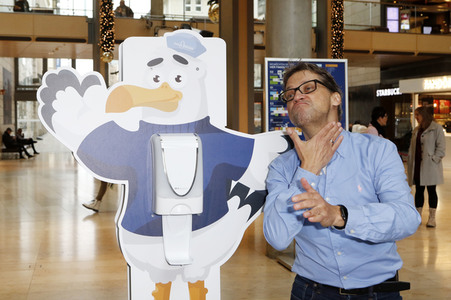 Fototermin mit Patrick Bach und Service-Roboter 'Fiete' in Hamburg