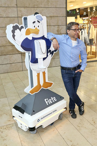 Fototermin mit Patrick Bach und Service-Roboter 'Fiete' in Hamburg