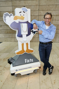 Fototermin mit Patrick Bach und Service-Roboter 'Fiete' in Hamburg