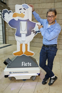 Fototermin mit Patrick Bach und Service-Roboter 'Fiete' in Hamburg