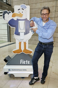 Fototermin mit Patrick Bach und Service-Roboter 'Fiete' in Hamburg
