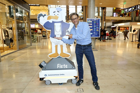 Fototermin mit Patrick Bach und Service-Roboter 'Fiete' in Hamburg