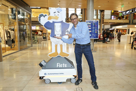 Fototermin mit Patrick Bach und Service-Roboter 'Fiete' in Hamburg