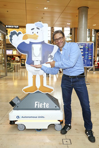 Fototermin mit Patrick Bach und Service-Roboter 'Fiete' in Hamburg