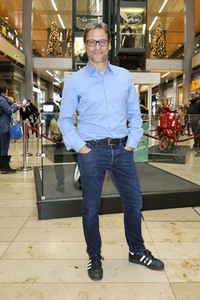 Fototermin mit Patrick Bach und Service-Roboter 'Fiete' in Hamburg