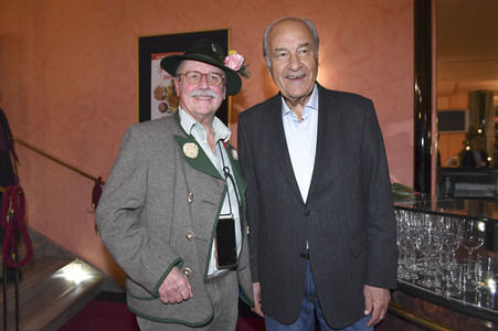 Theaterpremiere 'Alle unter eine Tanne' in München