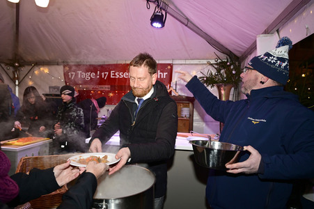 Michael Kretschmer auf dem Christkindelmarkt in Görlitz