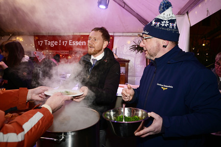 Michael Kretschmer auf dem Christkindelmarkt in Görlitz