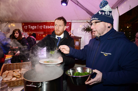 Michael Kretschmer auf dem Christkindelmarkt in Görlitz