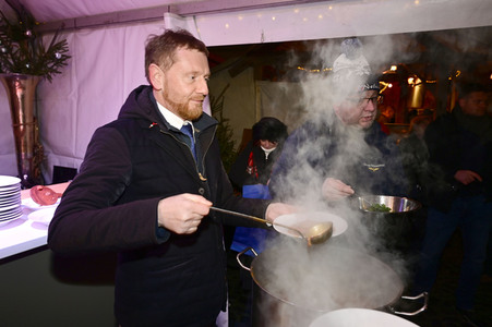 Michael Kretschmer auf dem Christkindelmarkt in Görlitz