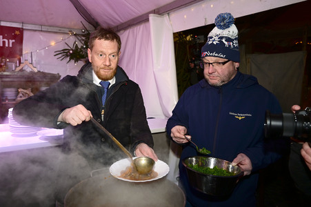 Michael Kretschmer auf dem Christkindelmarkt in Görlitz