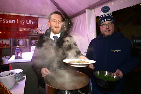 Michael Kretschmer auf dem Christkindelmarkt in Görlitz