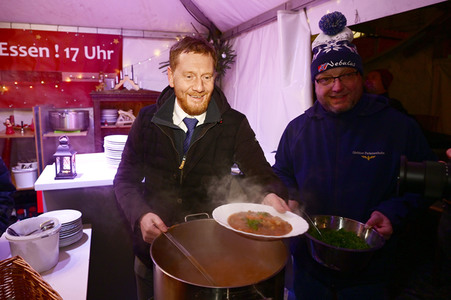 Michael Kretschmer auf dem Christkindelmarkt in Görlitz