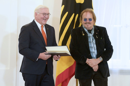 Verleihung des Verdienstordens der Bundesrepublik Deutschland an Frank Zander in Berlin