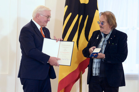Verleihung des Verdienstordens der Bundesrepublik Deutschland an Frank Zander in Berlin