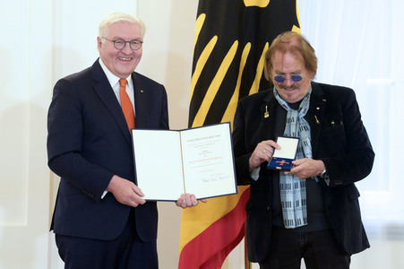 Verleihung des Verdienstordens der Bundesrepublik Deutschland an Frank Zander in Berlin