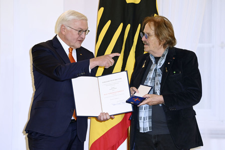 Verleihung des Verdienstordens der Bundesrepublik Deutschland an Frank Zander in Berlin