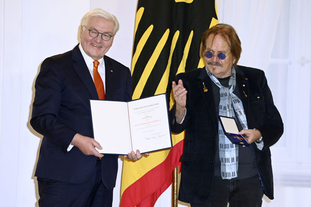 Verleihung des Verdienstordens der Bundesrepublik Deutschland an Frank Zander in Berlin