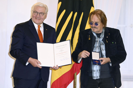 Verleihung des Verdienstordens der Bundesrepublik Deutschland an Frank Zander in Berlin