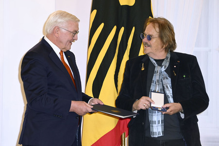 Verleihung des Verdienstordens der Bundesrepublik Deutschland an Frank Zander in Berlin