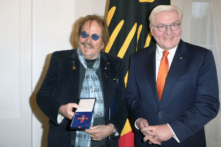 Verleihung des Verdienstordens der Bundesrepublik Deutschland an Frank Zander in Berlin