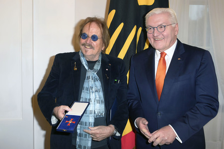 Verleihung des Verdienstordens der Bundesrepublik Deutschland an Frank Zander in Berlin