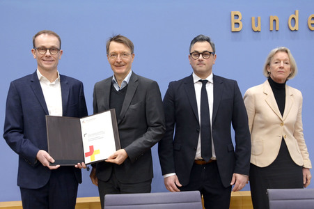 Bundespressekonferenz Reformvorschläge der Regierungskommission Krankenhausversorgung in Berlin