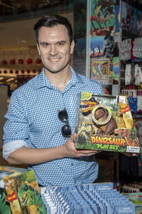 Giveaway Event 'Season of Giving' in Los Angeles