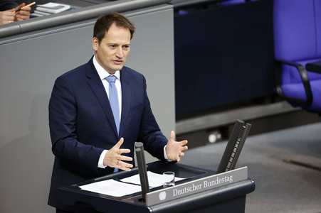 77. Sitzung des Deutschen Bundestages in Berlin